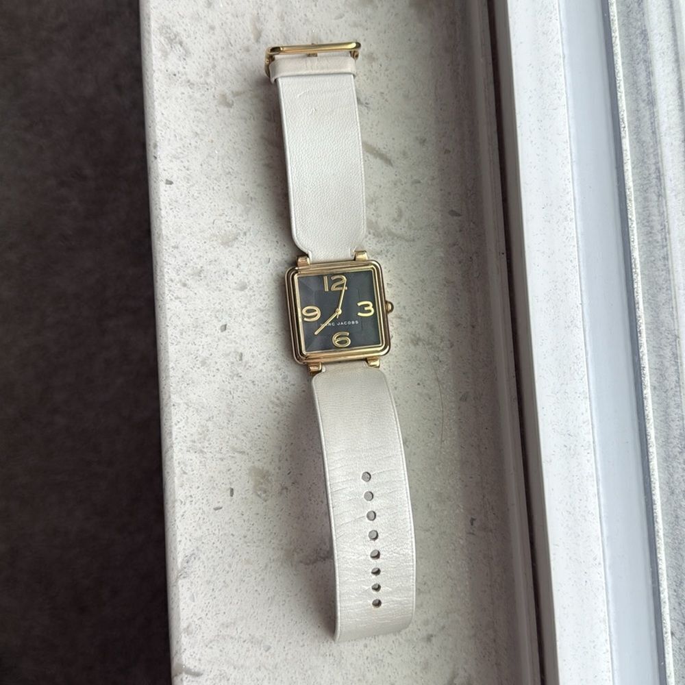 Marc Jacobs MJ1440 Vic Black Dial White Leather Strap Women's Watch - Picture 4 of 6